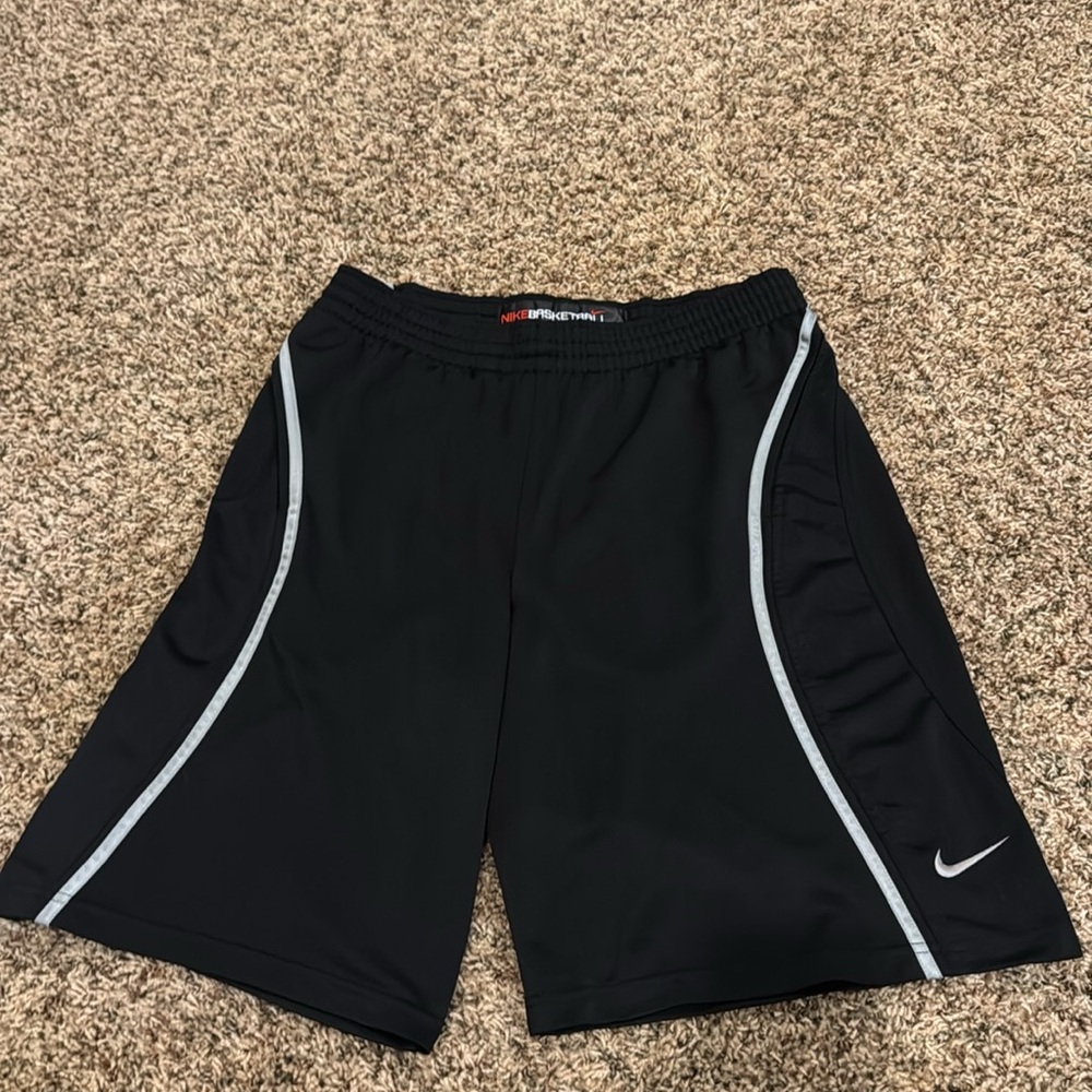 Men’s Nike Black & Gray Striped Long Basketball Athletic Shorts - Size Medium